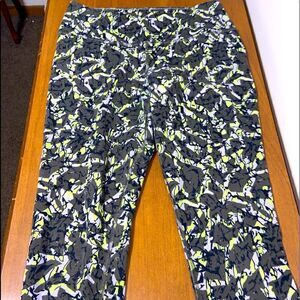 Nike dri fit graphic athletic capris